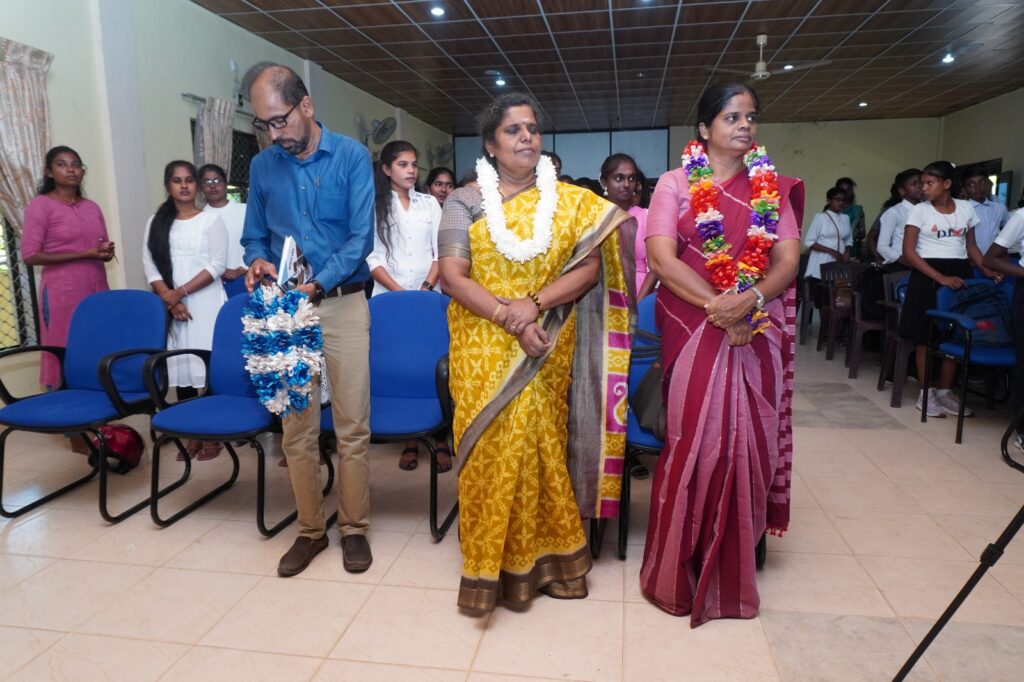 ஆங்கிலப் பயிற்சிநெறியைப் பூர்த்தி செய்த மாணவர்களுக்கான சான்றிதழ்கள் வழங்கும் நிகழ்வு