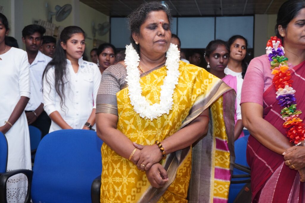 ஆங்கிலப் பயிற்சிநெறியைப் பூர்த்தி செய்த மாணவர்களுக்கான சான்றிதழ்கள் வழங்கும் நிகழ்வு