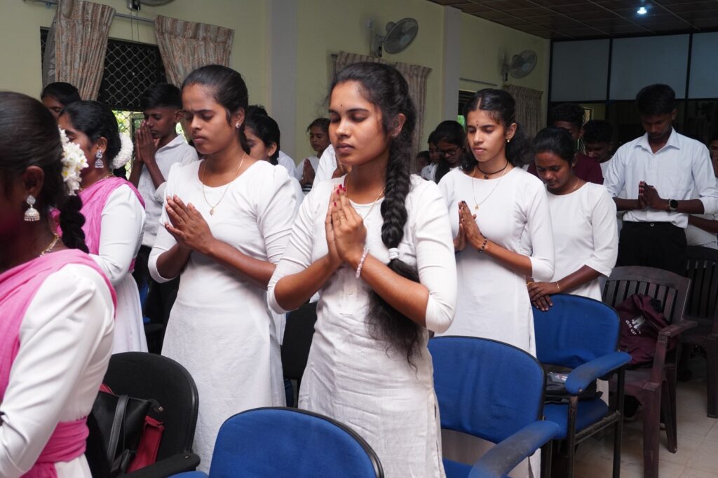 ஆங்கிலப் பயிற்சிநெறியைப் பூர்த்தி செய்த மாணவர்களுக்கான சான்றிதழ்கள் வழங்கும் நிகழ்வு