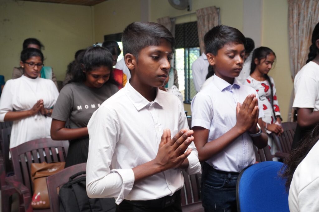 ஆங்கிலப் பயிற்சிநெறியைப் பூர்த்தி செய்த மாணவர்களுக்கான சான்றிதழ்கள் வழங்கும் நிகழ்வு