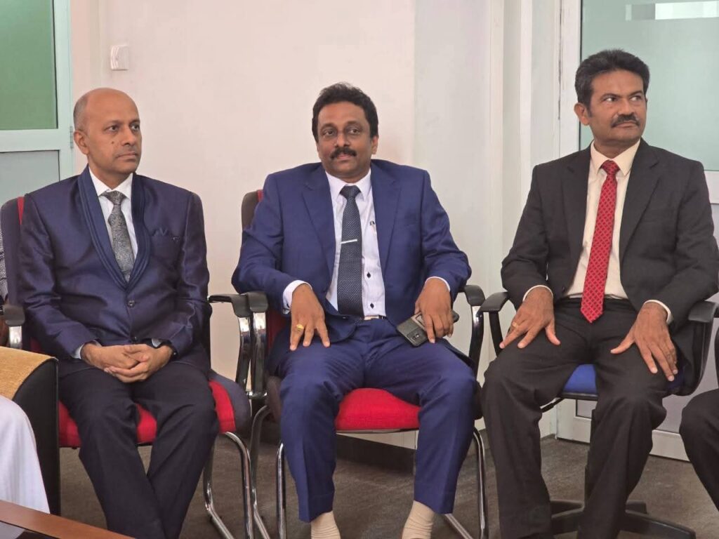கிழக்குப் பல்கலைக்கழக திருகோணமலை வளாகத்தின் முதல்வராக,  பதவிப்பிரமாணம் செய்யும் பேராசிரியர் தெ.சுந்தரேசன் அவர்களுக்கு வாழ்த்துக்கள்.